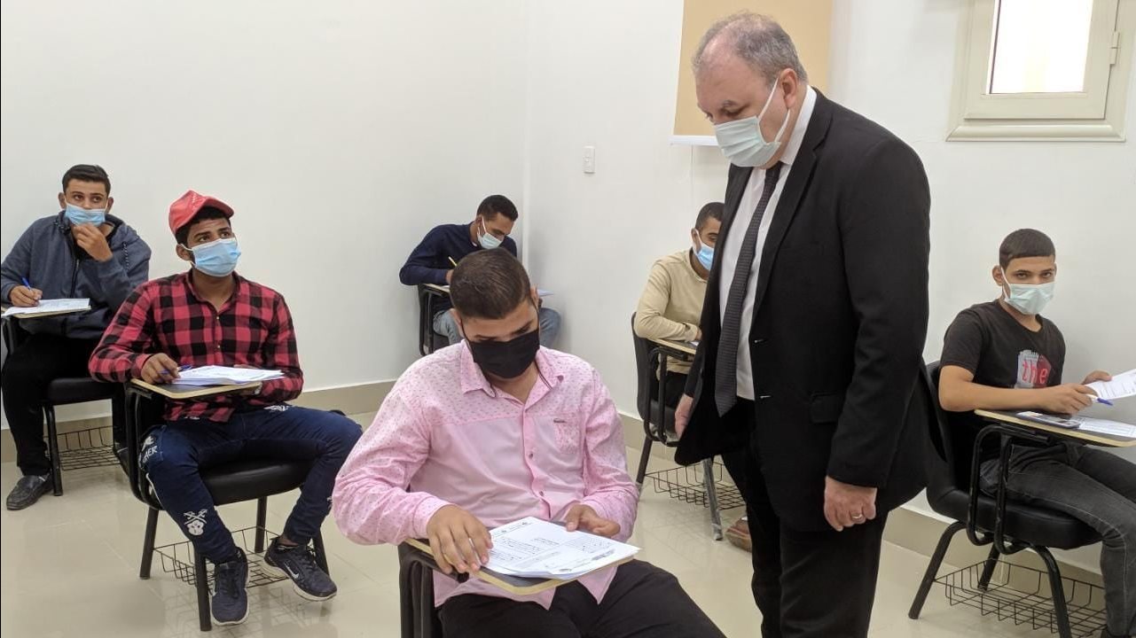 رئيس جامعة بنى سويف التكنولوجية يتفقد اختبارات القدرات