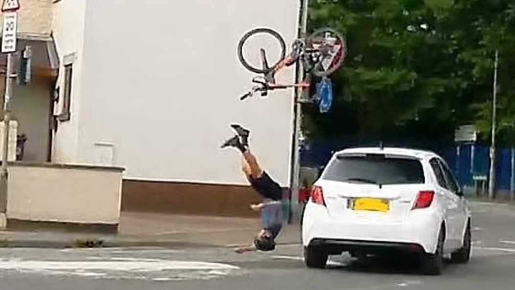 سيارة تصدم قائد دراجة