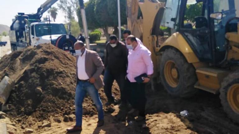 جهود إصلاح خط الطرد الرئيسى بالكرور بأسوان