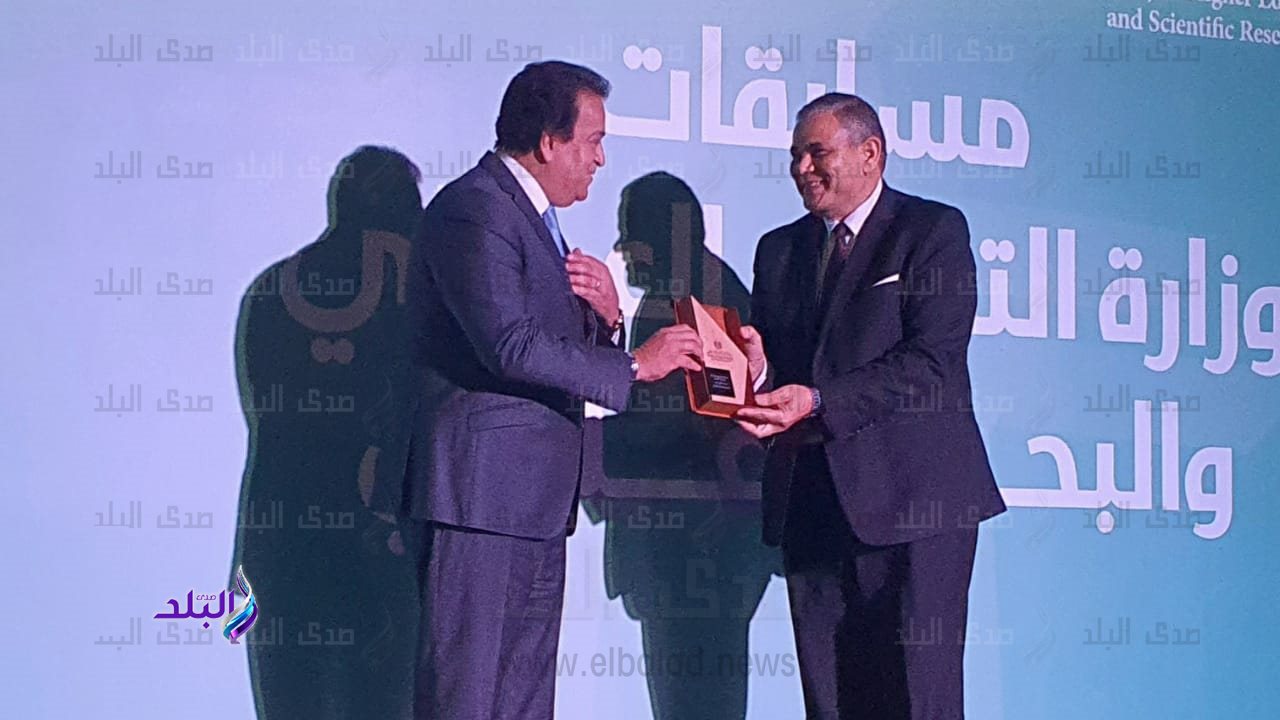 رئيس جامعة كفر الشيخ أثناء التكريم من وزير التعليم العالي