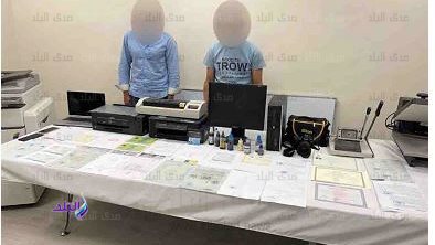المتهمين وامامهما المضبوطات 