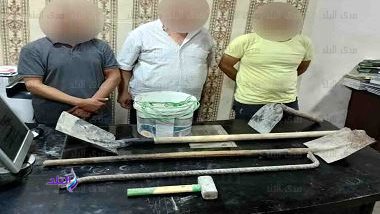 المتهمون أمام المضبوطات 