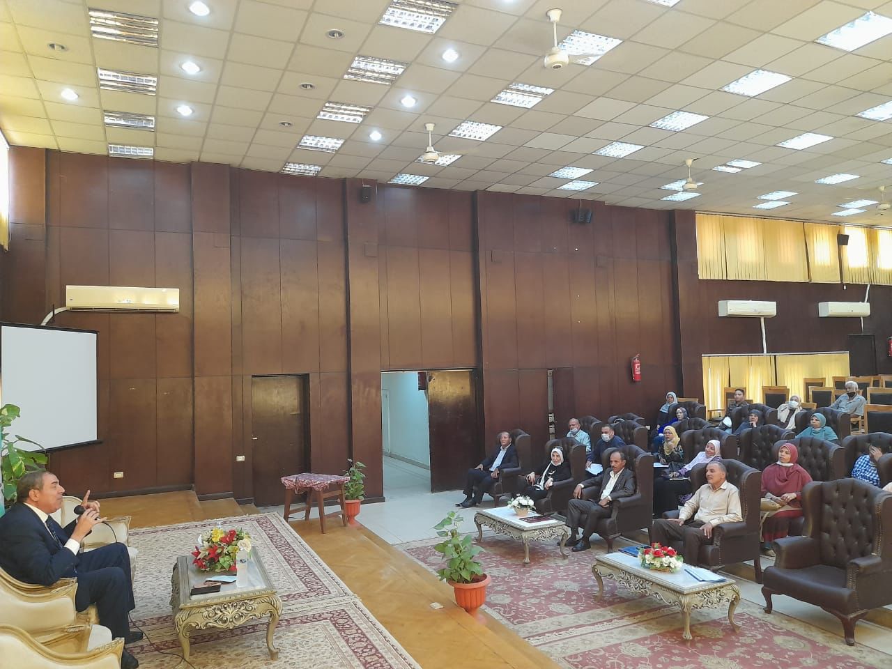 المستشار محمد مصطفى المستشار القضائي للمحافظة أثناء الدورة 