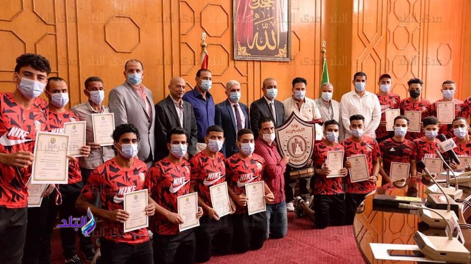 محافظ الإسماعيلية يتوسط فريق المحسمة الفائز 