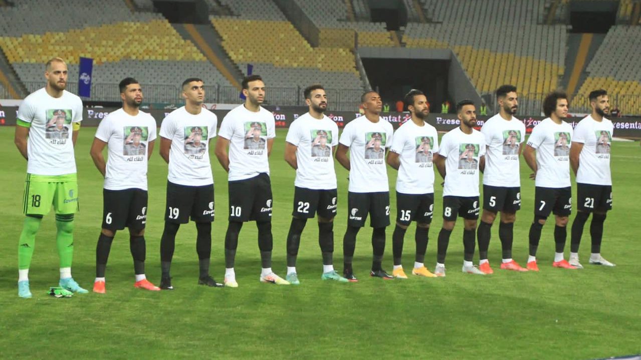لاعبو الجيش يرتدون تى شيرت النادى عليه صورة المشير طنطاوى