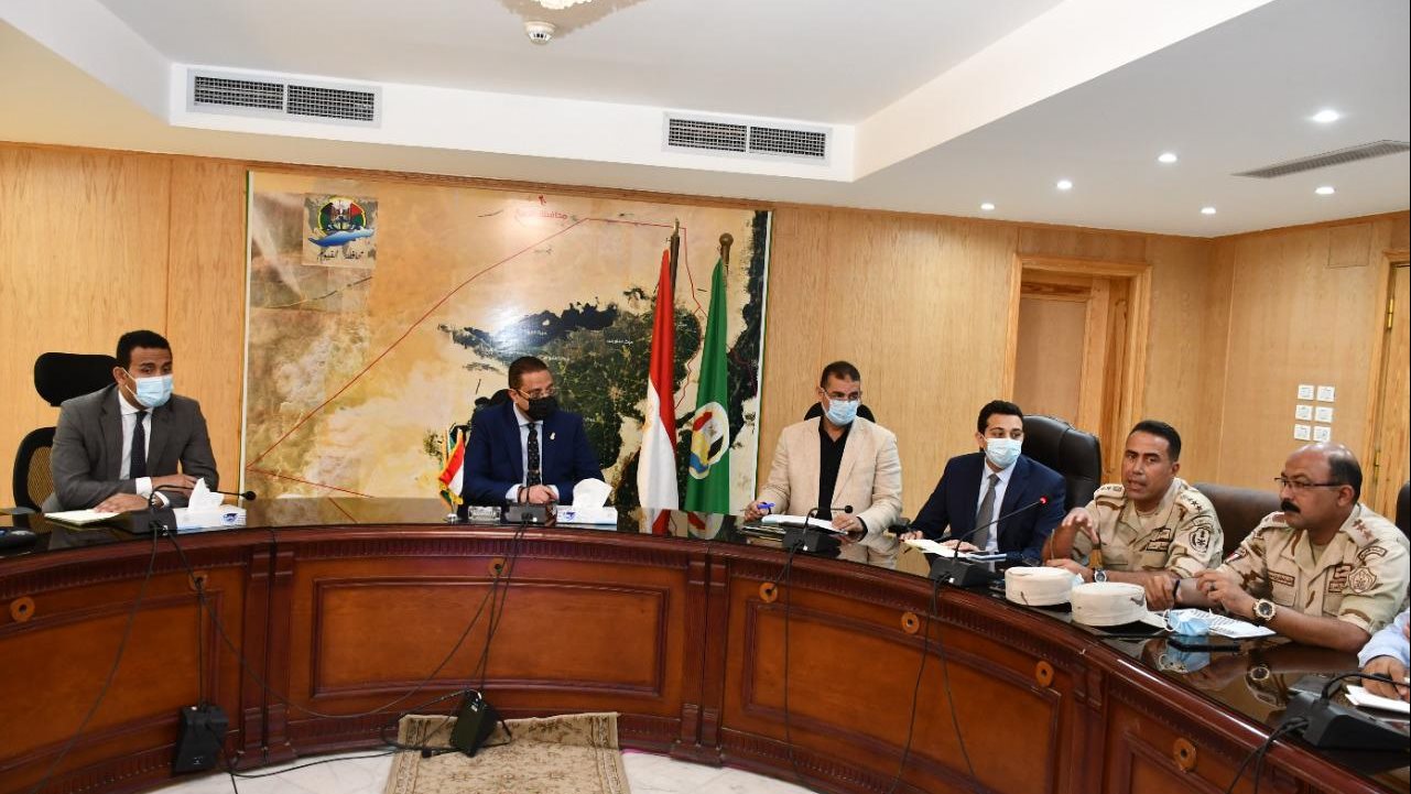 محافظ الفيوم أثناء اللقاء
