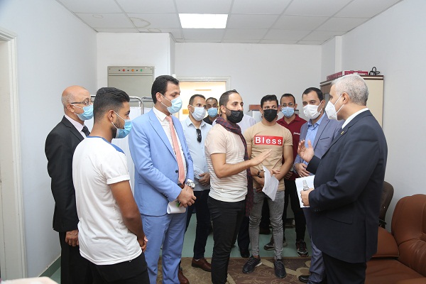 رئيس جامعة الفيوم يتفقد متلقى اللقاحات 