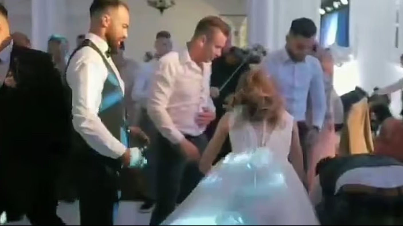 عريس يشل يوم زفافه