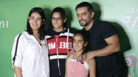 هاني سلامة وبناته وزوجته