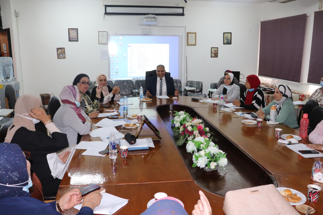 نائب رئيس جامعة الأزهر لفرع البنات يناقش الاستعداد للدراسة