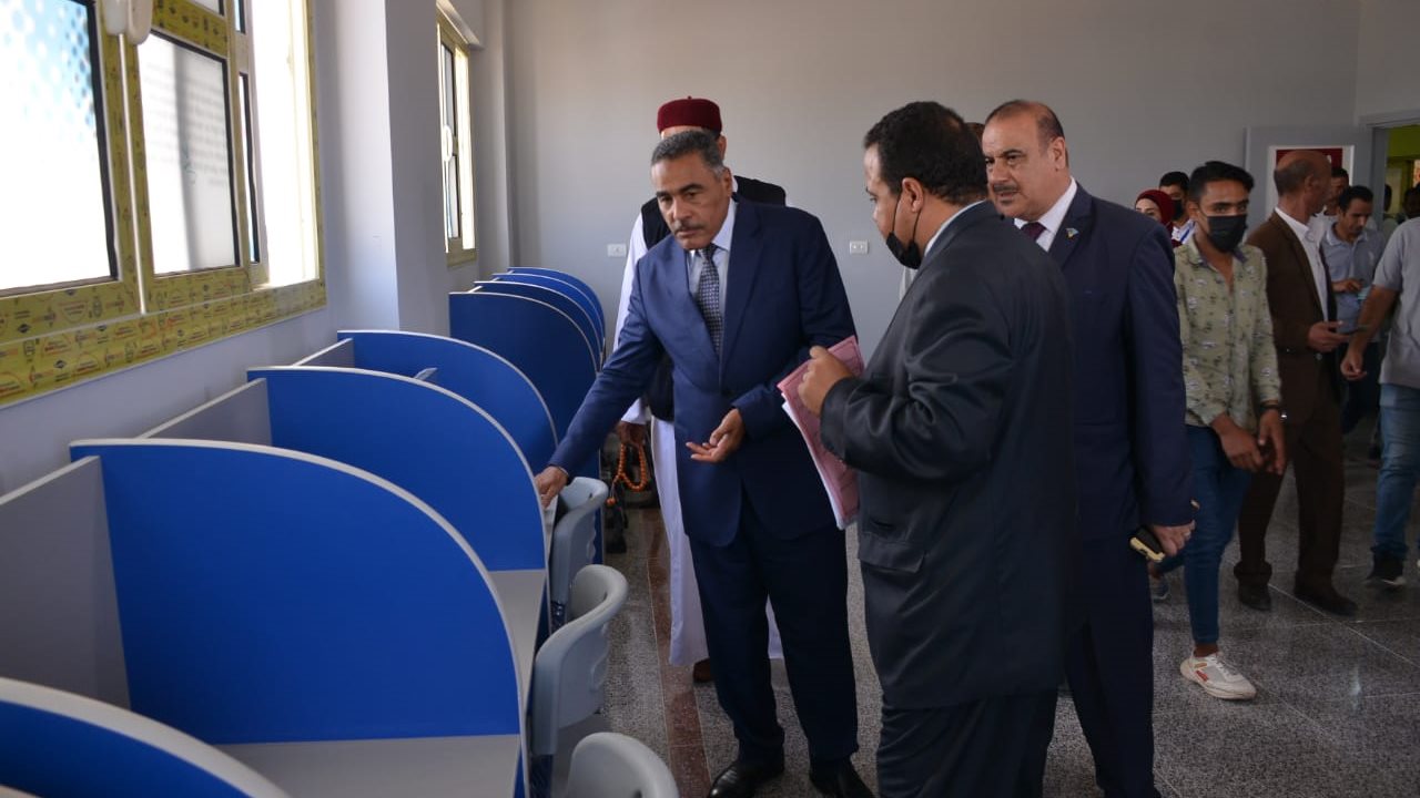 محافظ مطروح يتفقد أحد مدارس مدينة الحمام