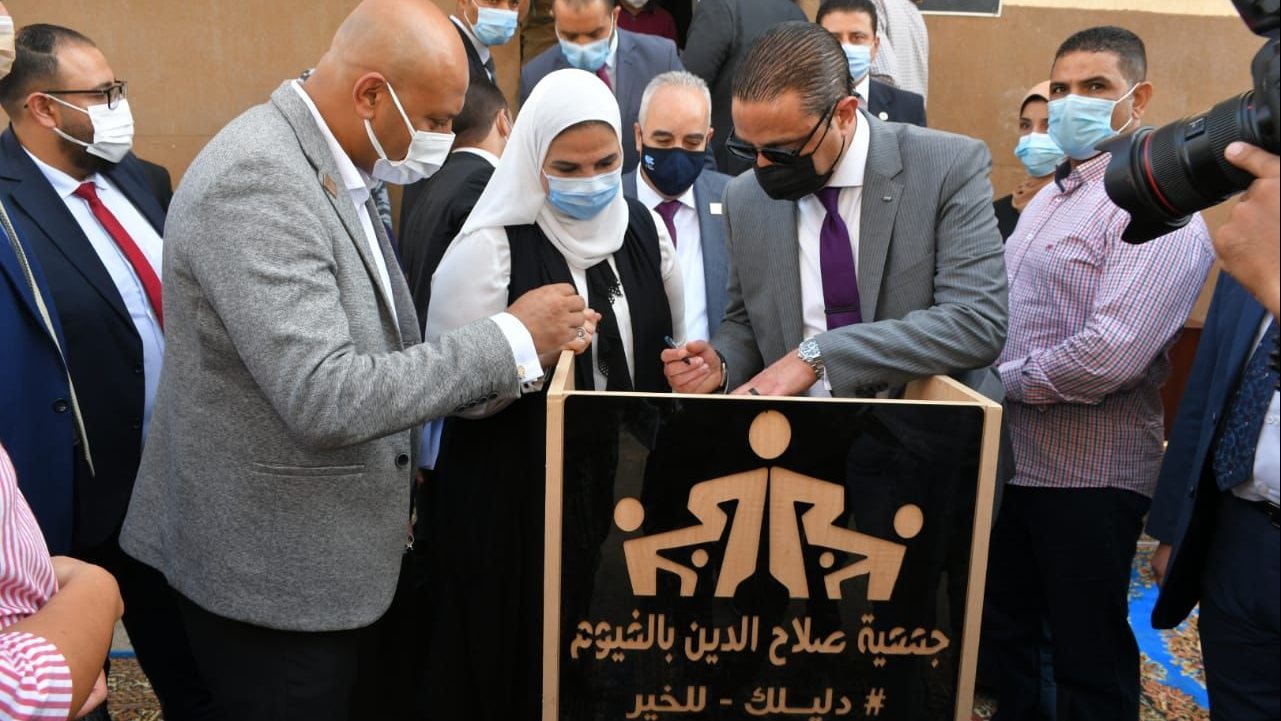 وزيرة التضامن ومحافظ الفيوم يستعرضان منتجات جمعية صلاح الدين