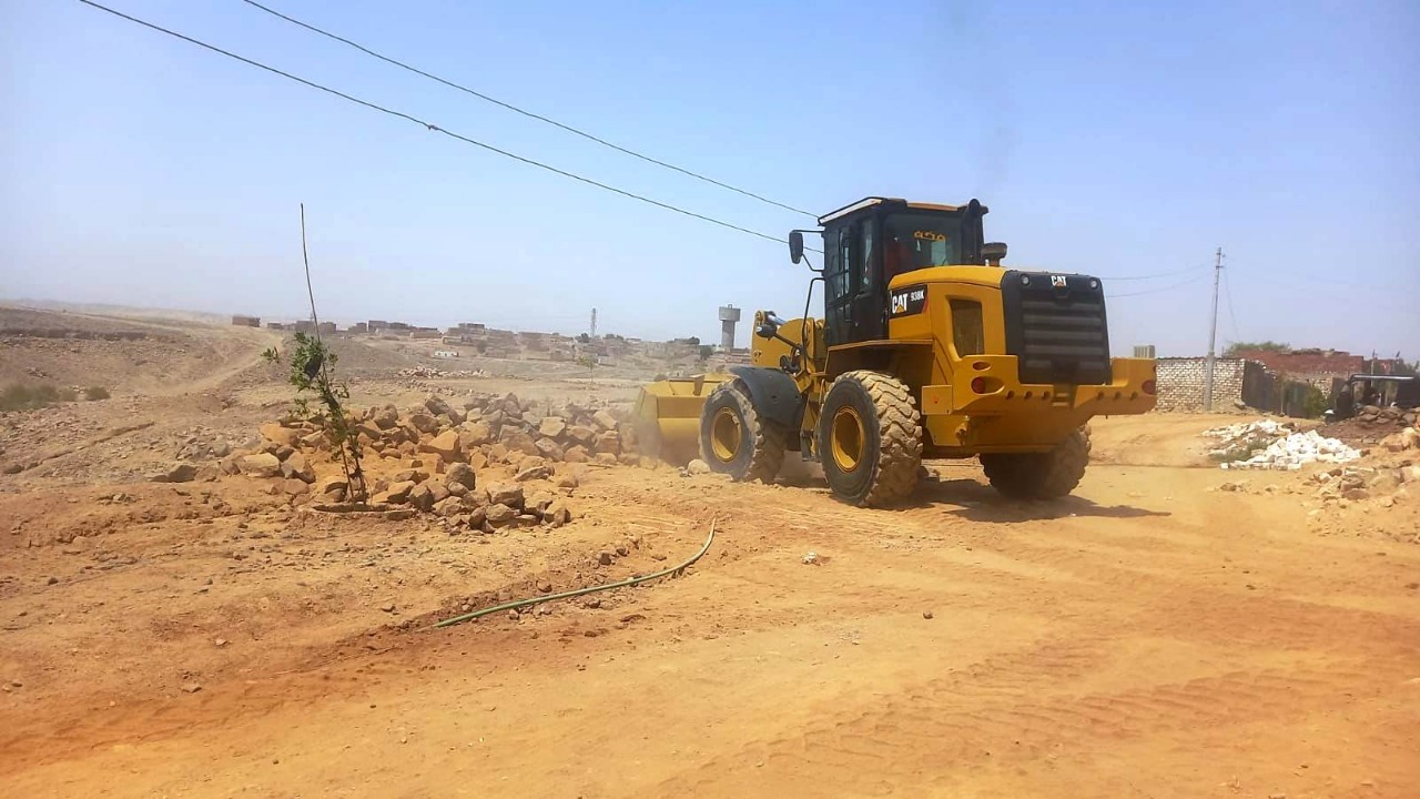 جانب من أعمال إزالة التعديات بأسوان