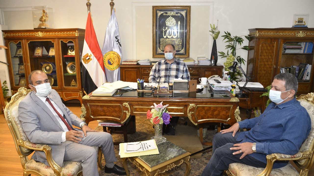 اجتماع محافظ أسيوط 