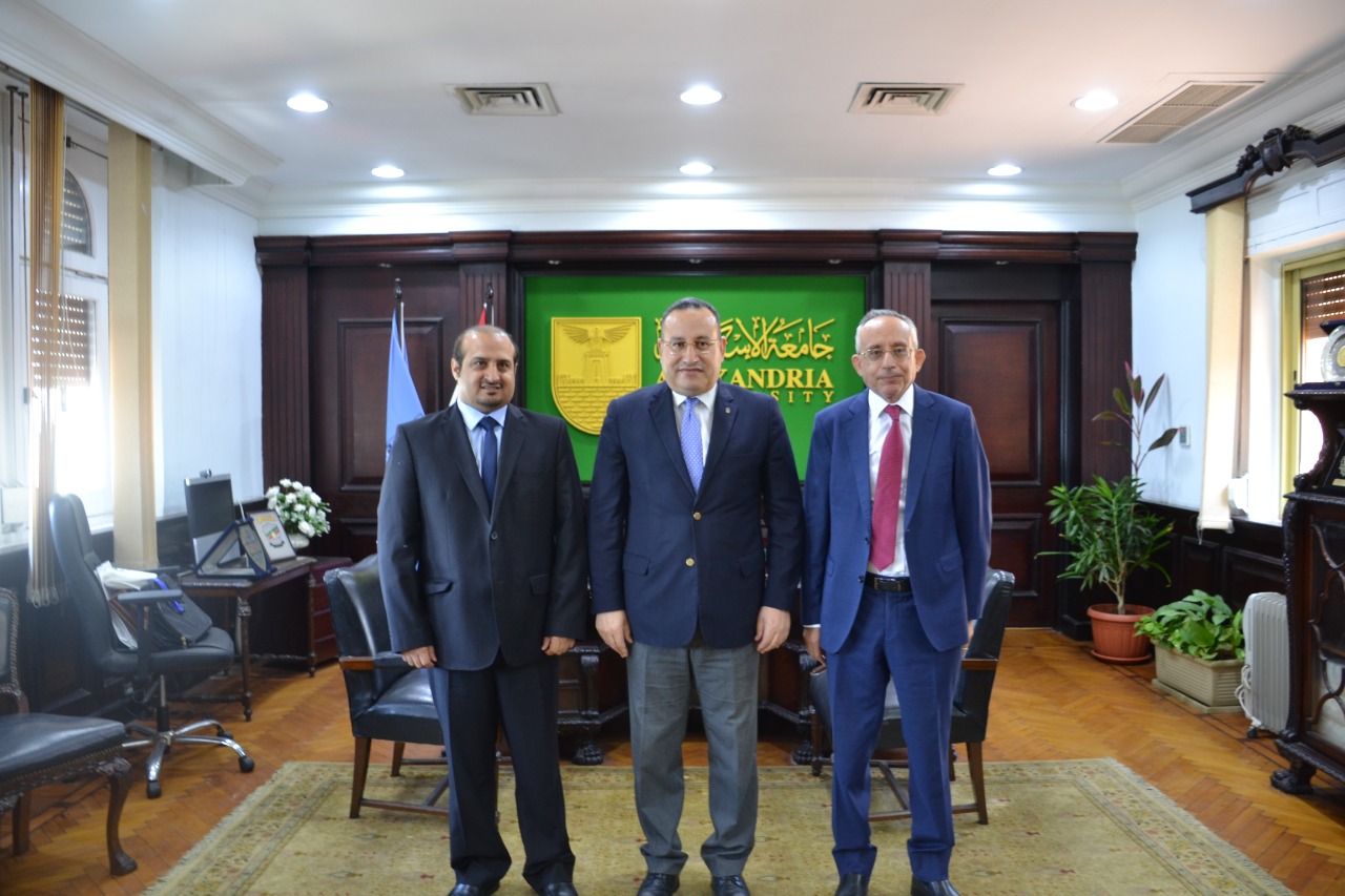رئيس جامعة الإسكندرية مع القنصل السعودي 