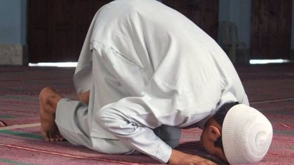 هل النزول للسجود بالركبتين أم باليدين