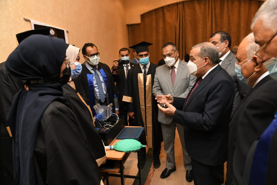 وزير الإنتاج الحربي يتفقد مشروعات تخرج أكاديمية الهندسة