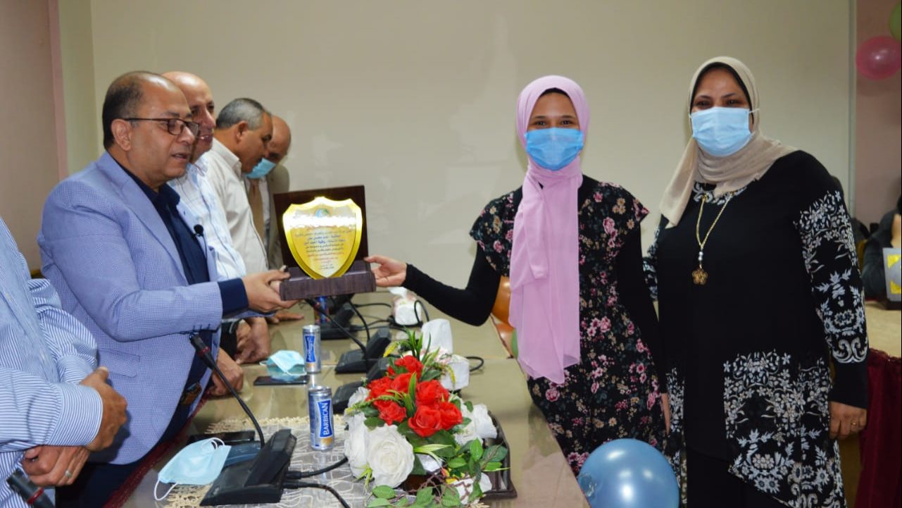 اللواء هشام درة رئيس الشركة أثناء تكريمه المتفوقين