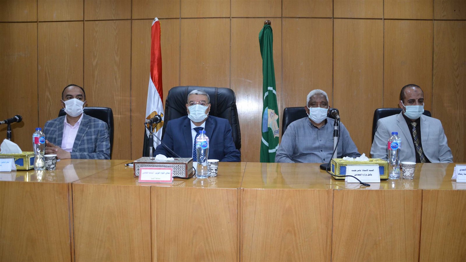 محافظ المنيا يسلم أجهزة العرائس 