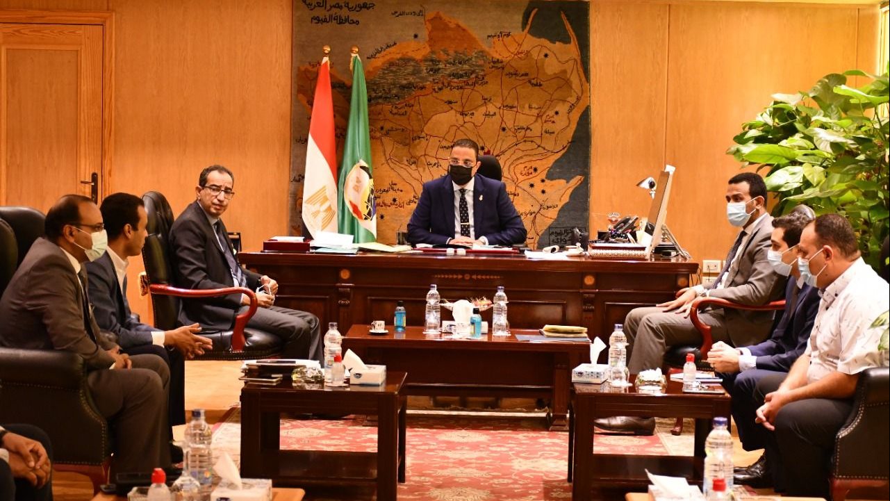 محافظ  الفيوم أثناء اللقاء