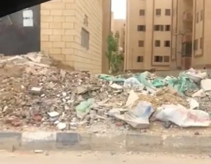 سكان 247 عمارة يطالبون الجهاز برفع مخلفات البناء 