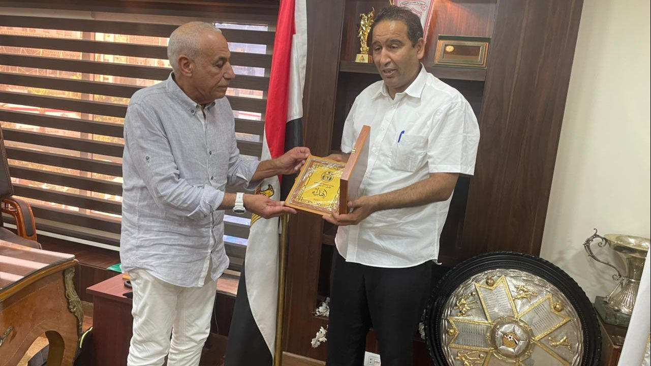 رئيس المدينة الليبي يهدي درع النادي لرئيس الزمالك