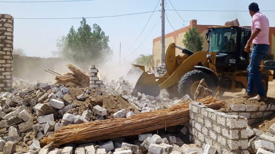 جانب من أعمال إزالة التعديات بأسوان