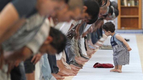 حكم وقوف الصبي غير المميز في الصف الأول
