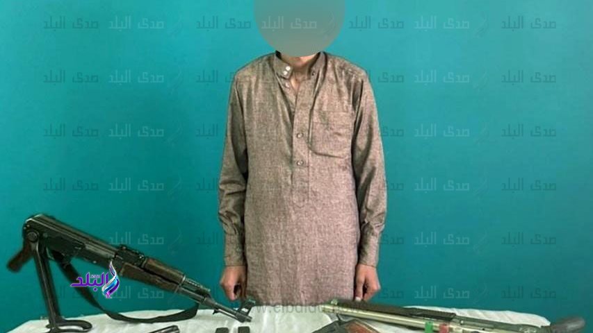 المتهم وامامه المضبوطات