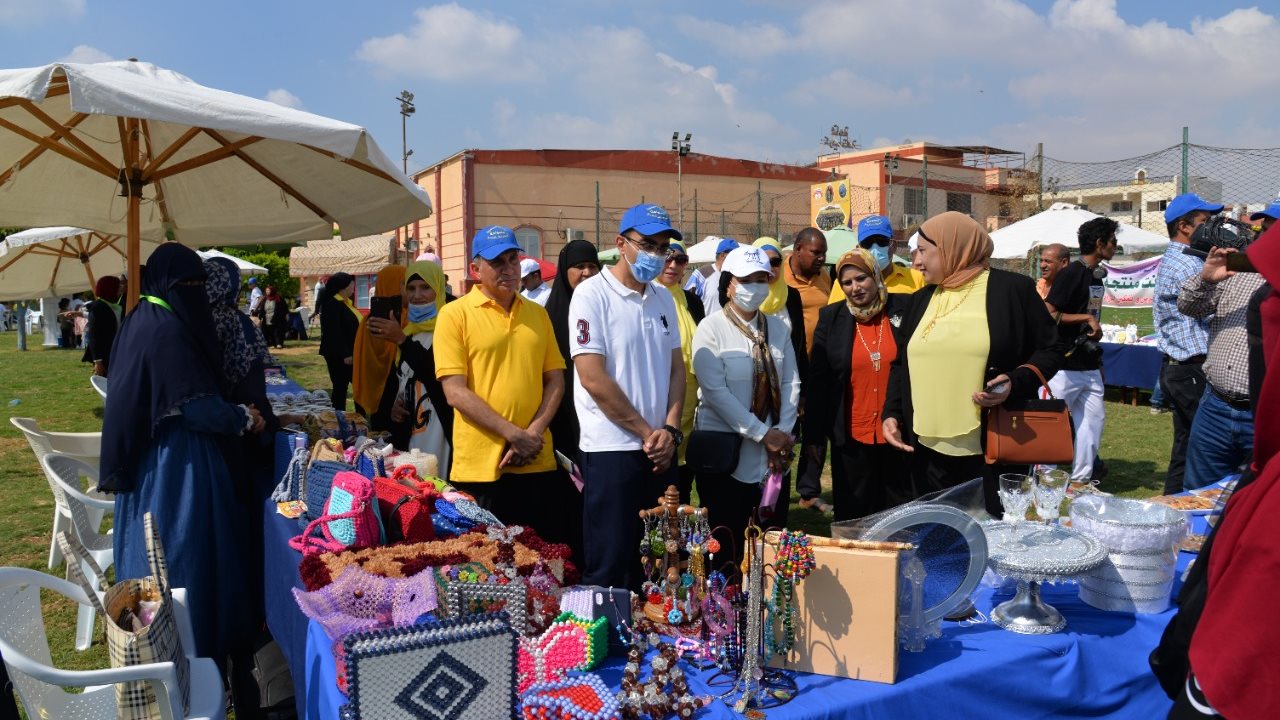 معرضا يدويا خلال احتفالية اليوم العالمي السياحة 