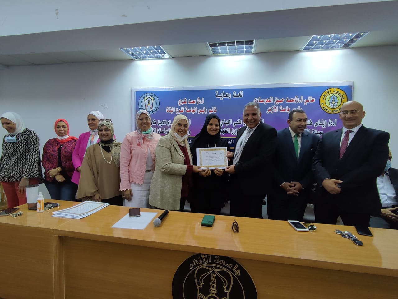 نائب رئيس جامعة الأزهر يكرم طبيبات الأسنان 