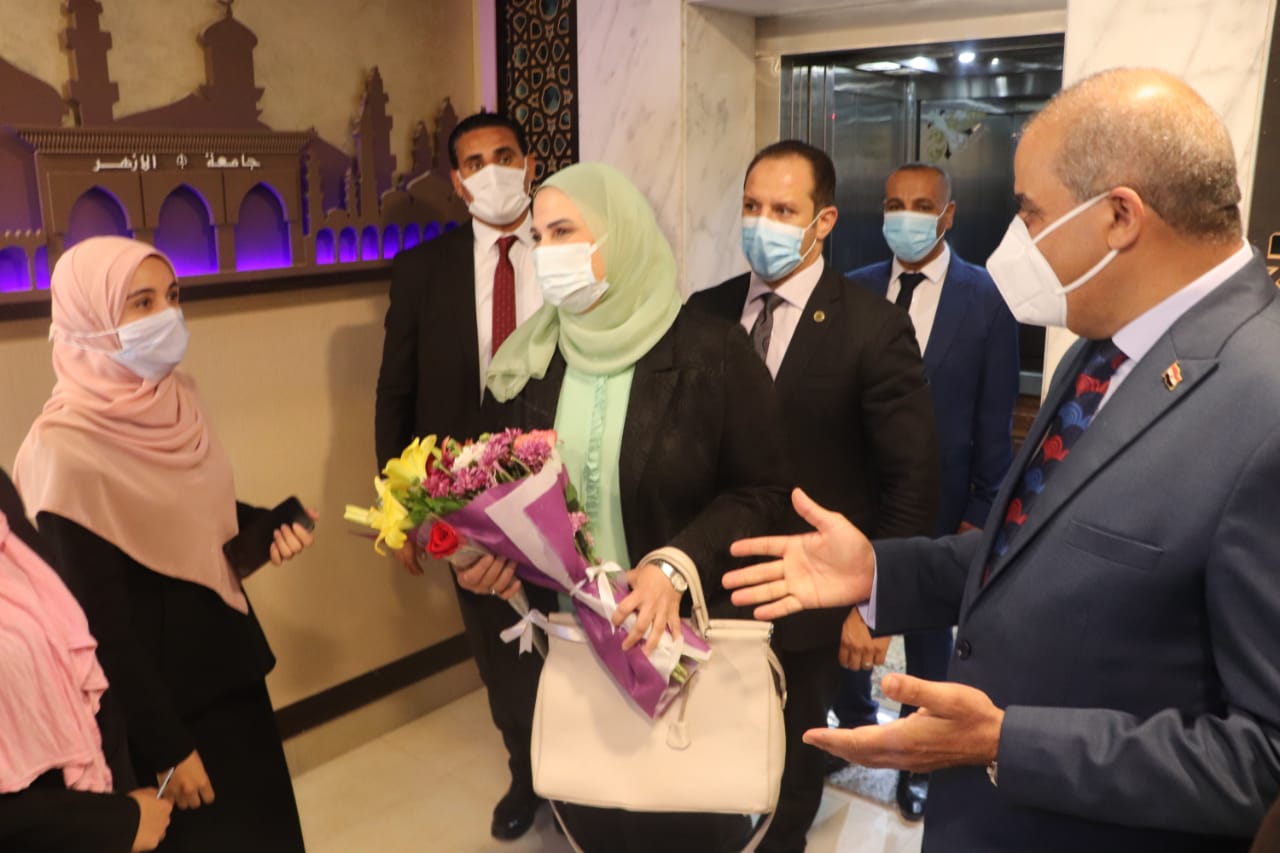 جامعة الأزهر تستقبل وزيرة التضامن الاجتماعي بالورود 