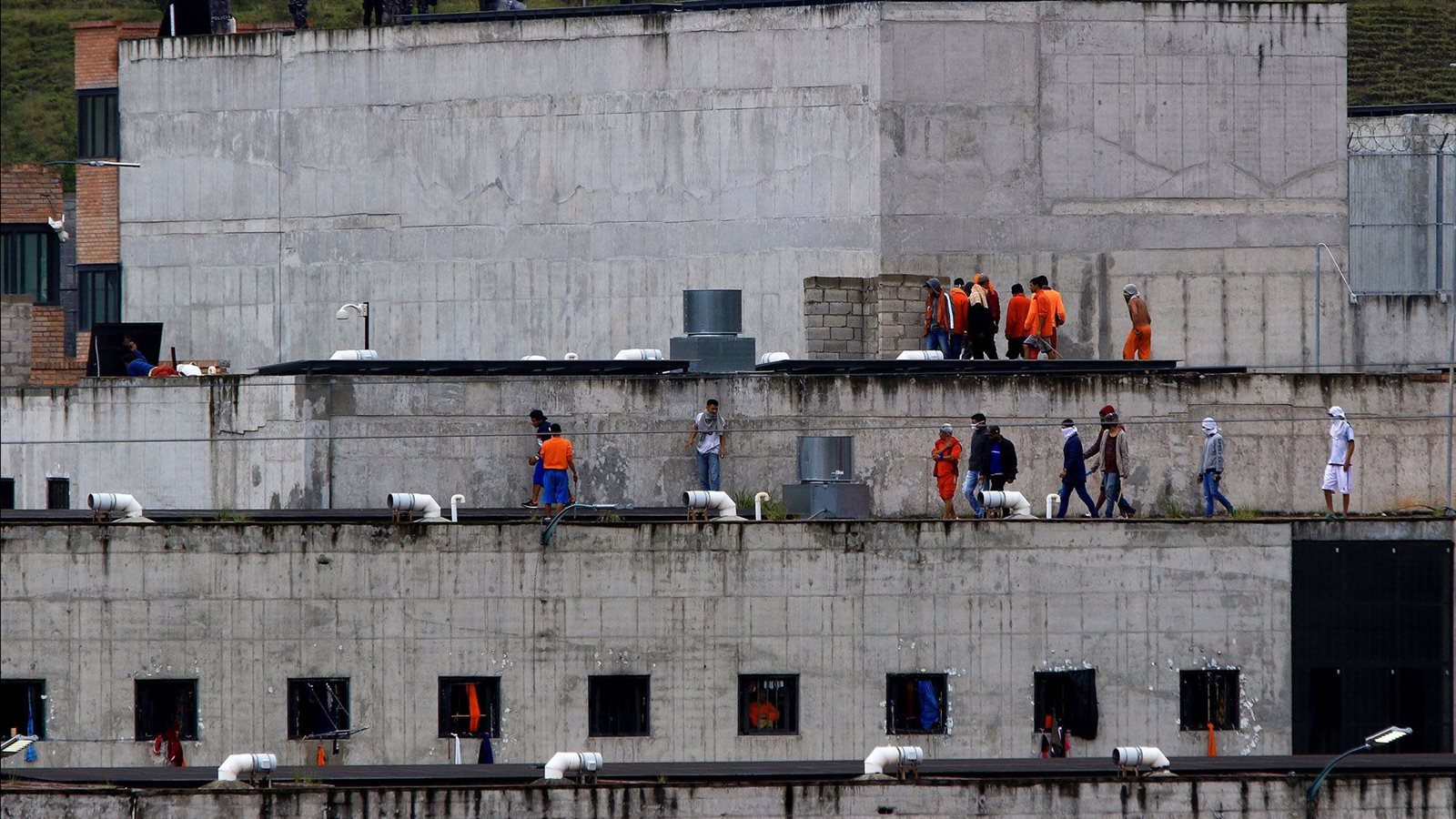 مقتل 24 سجيناً في اشتباكات مسلحة داخل سجن في الإكوادور