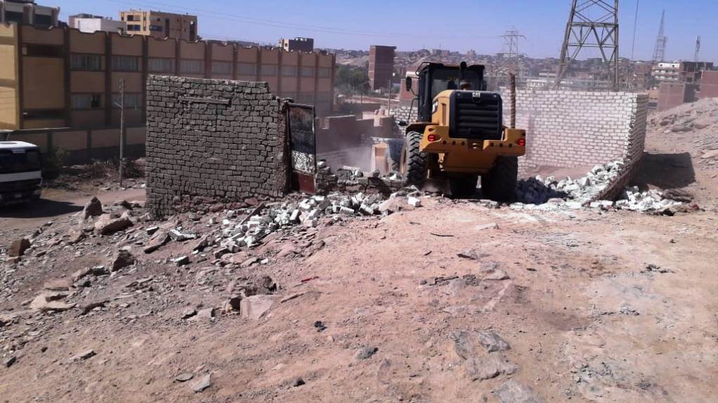جانب من أعمال إزالة التعديات بأسوان 