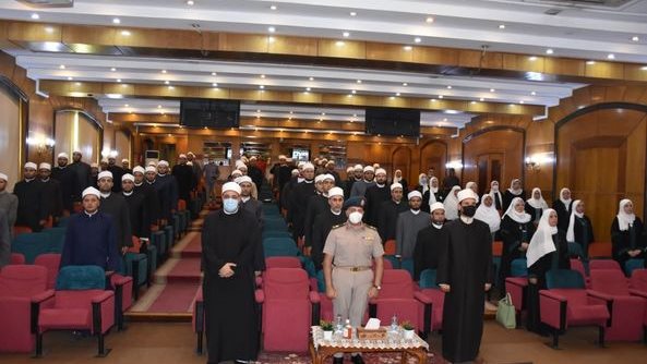 تكريم 80 إماماً وواعظة بدورة الدراسات الاستراتيجية 