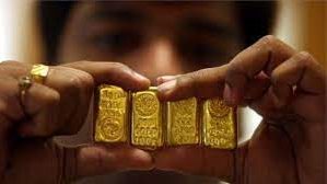 هندي حاول تهريب ذهب في مكان غير متوقع والشرطة تعتقله