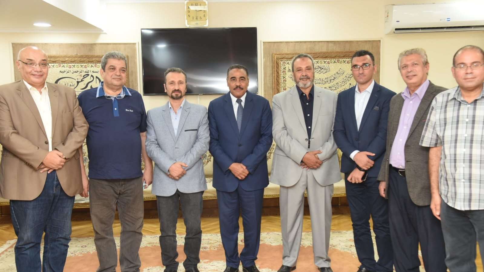 محافظ مطروح خلال استقبال القافلة الطبية