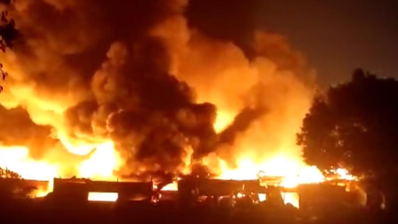 محاولات للسيطرة على حريق في زرايب البراجيل 