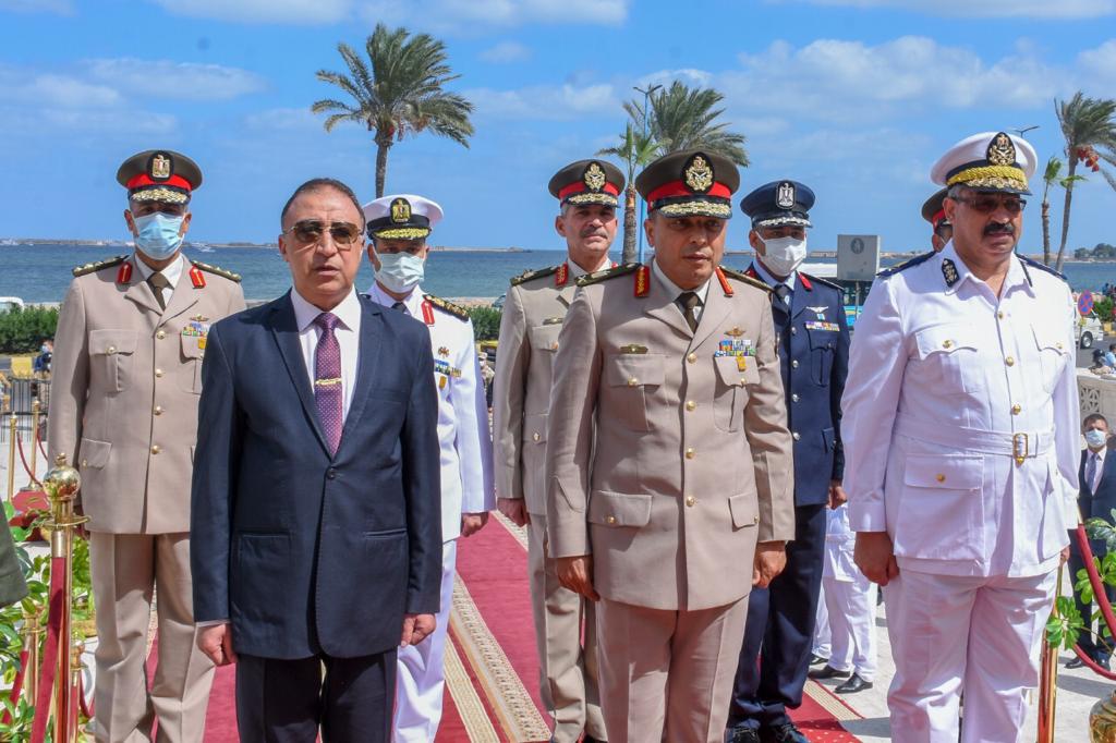 اللواء محمد الشريف يضع إكليل من الزهور على النصب التذكاري