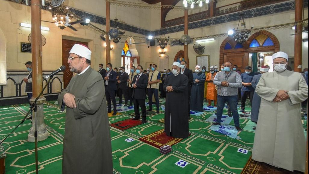 وزير الاوقاف يصلي الجمعة بمسجد البوصيري 