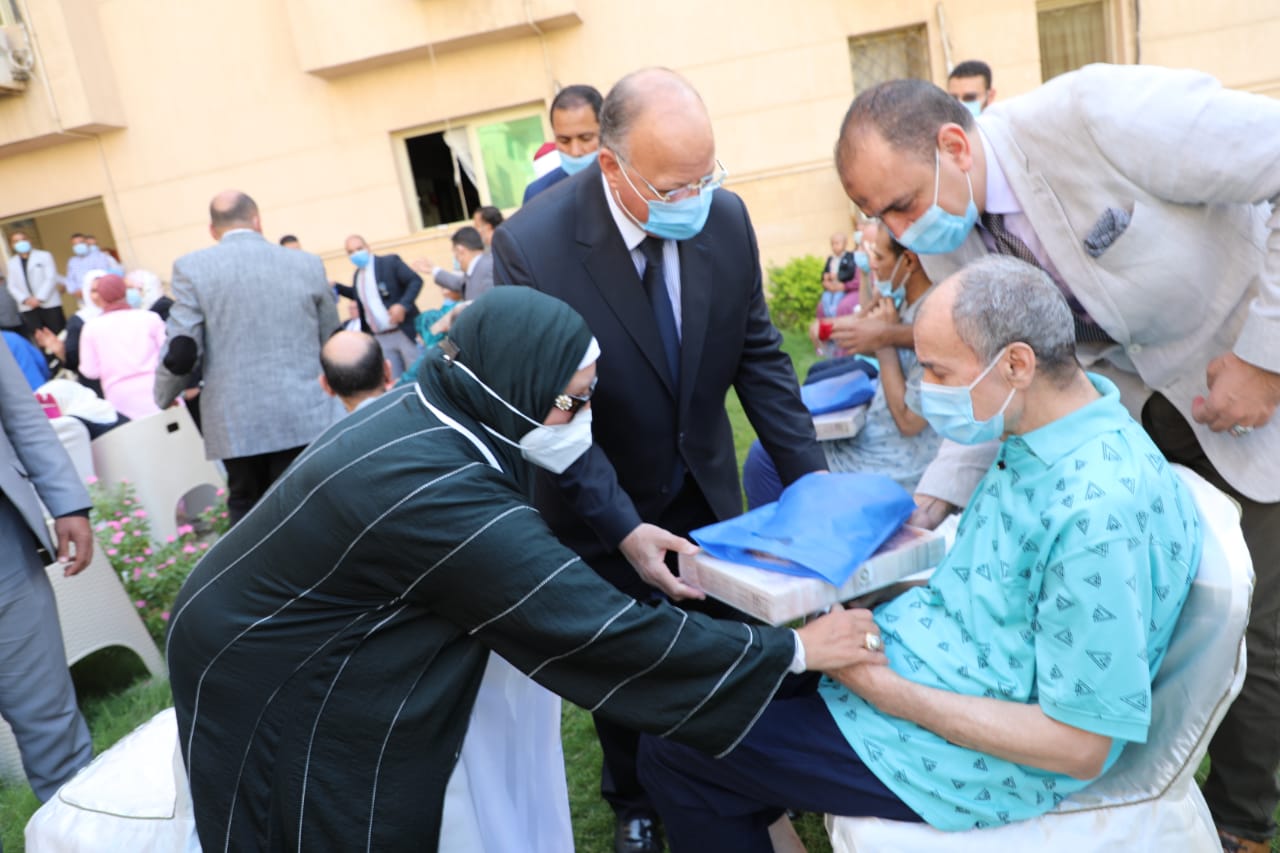 محافظ القاهرة يحتفى باليوم العالمي للمسنين وسط كبار السن 