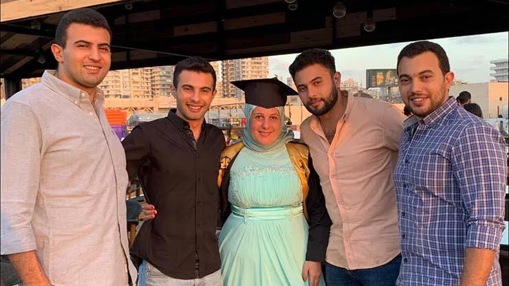  قصة مؤثرة لـ 4 شباب يحتفلون بتخرج أمهم بعد طلاقها  