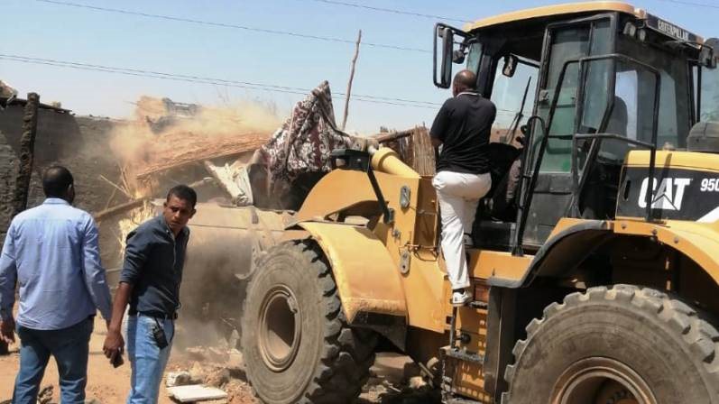 جانب من أعمال إزالة التعديات بأسوان