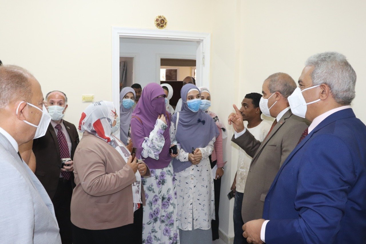 رئيس جامعة الأزهر مع طالبات المدينة