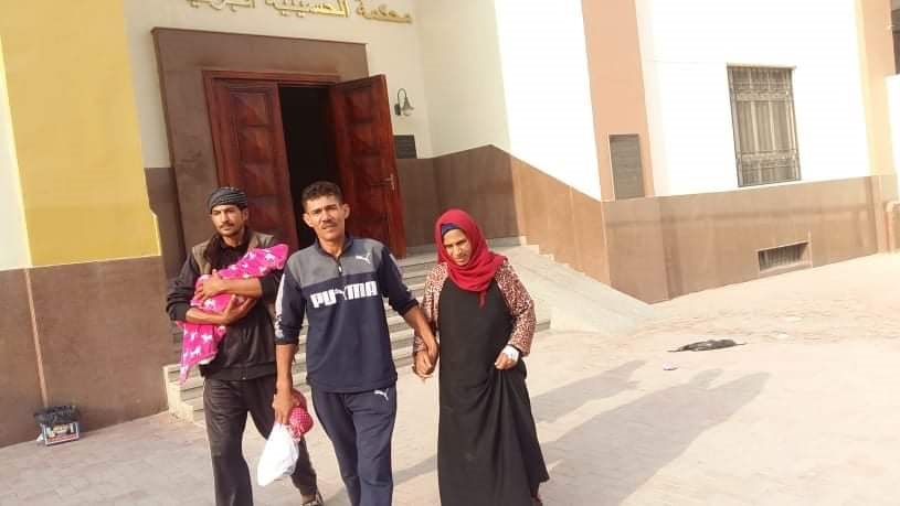 الطفل الرضيع في أحضان أسرته 