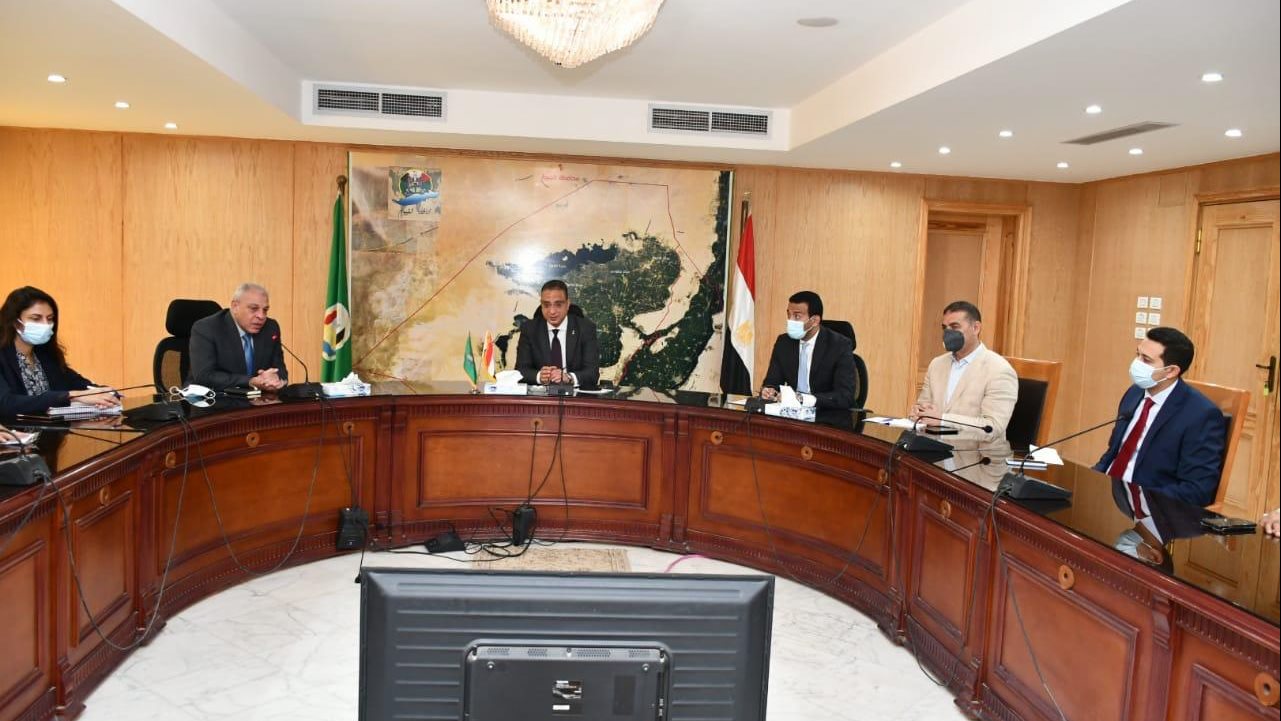 محافظ الفيوم أثناء اللقاء