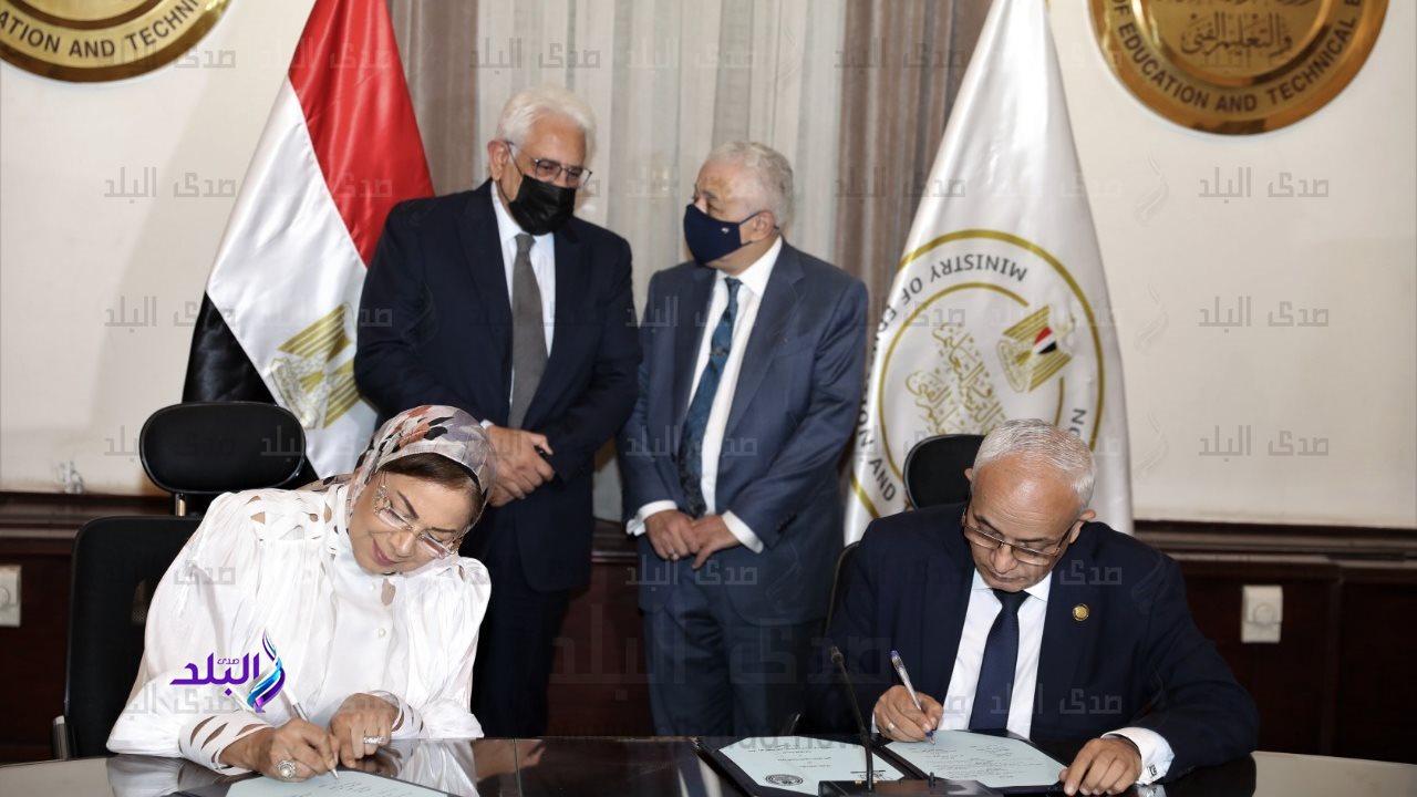 جانب من توقيع البروتوكول