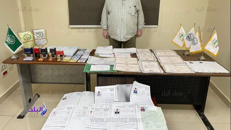 المتهم وامامه المضبوطات
