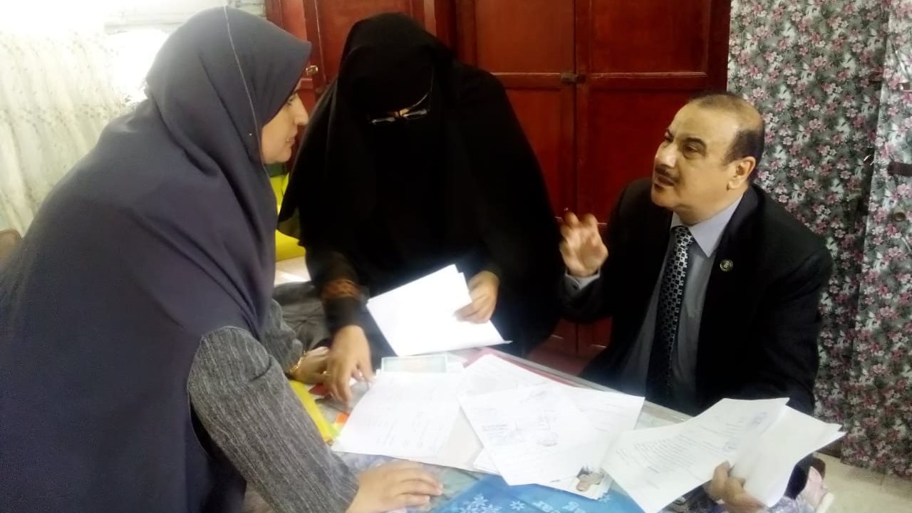 وكيل الوزارة خلال الجولة بالمدارس