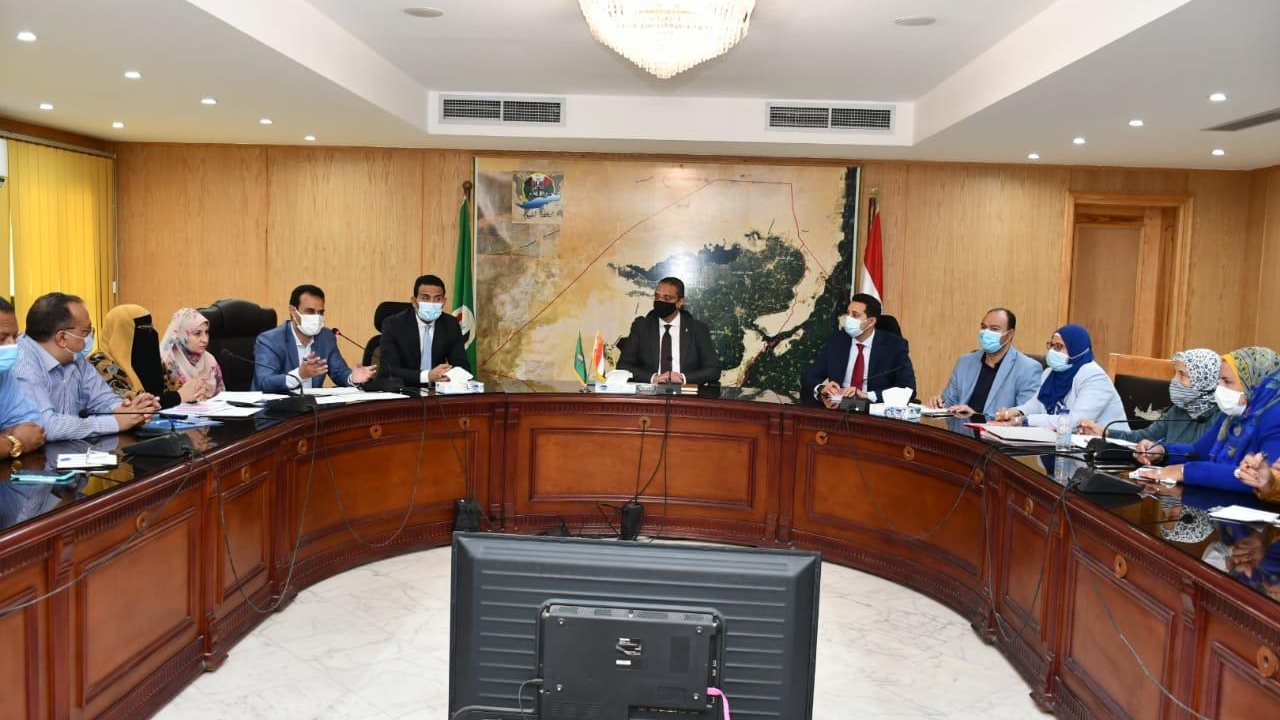 محافظ الفيوم أثناء الاجتماع